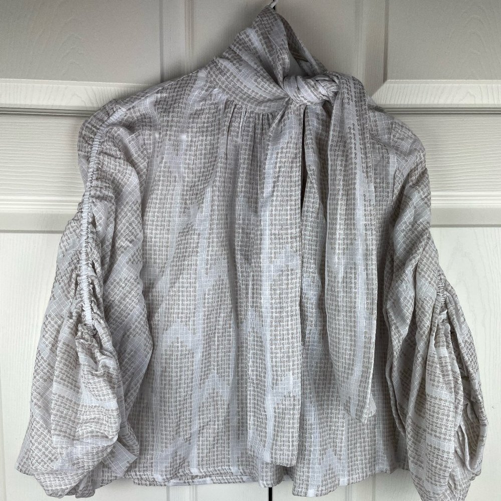 dRa Los Angeles Arrow Print Blouse in Beige Tie Neckline XS NEW